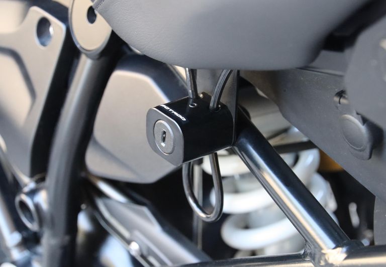 Locking system for helmets with BMW lock compatible with R 1200/1250 GSLC/ADV LC
